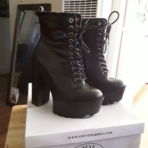 Cute ass platforom booties:)